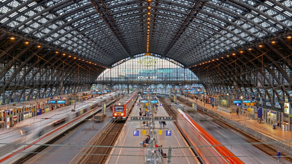 Der Blick in die große Bahnsteighalle mit Zügen unterschiedlicher Gattungen des Hauptbahnhofs Köln im Regionalbereich West.