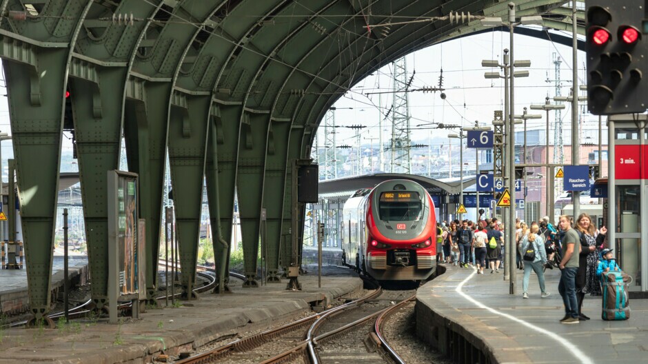Der Blick auf die Bahnsteige des Bahnhofs Hagen Hauptbahnhof.