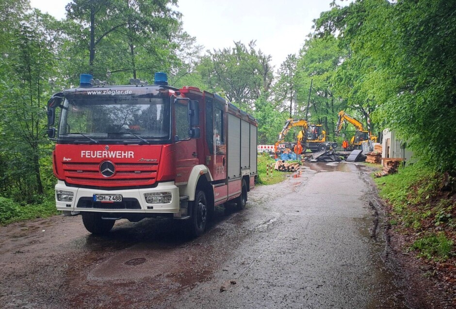 Häufig sind bei großen Bauvorhaben flexible Lösungen erforderlich, damit die Maßnahmen voranschreiten können. So steht z. B. für den Fall der Fälle ein Feuerwehrwagen hinter dem gesperrten Bahnübergang Am Twiesack bereit. 