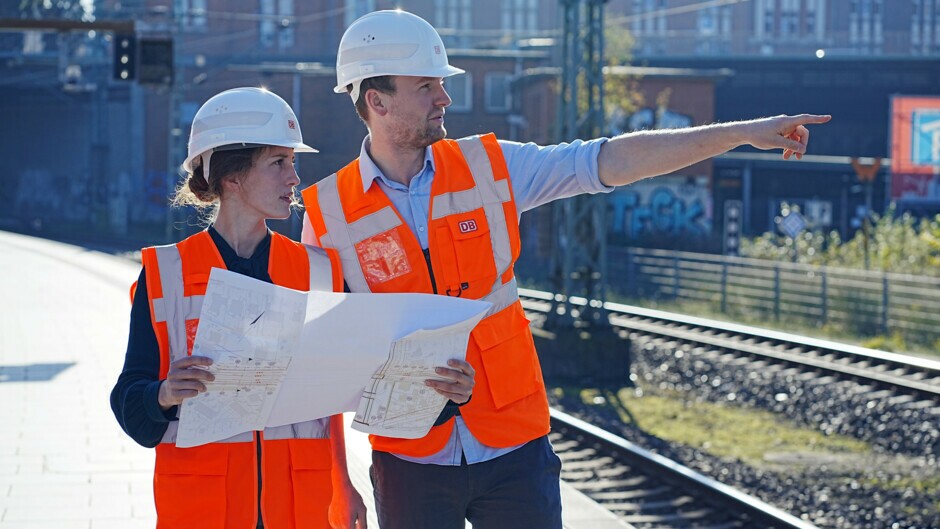 Projektingenieur im Gespräch mit einer Planfeststellungsmanagerin