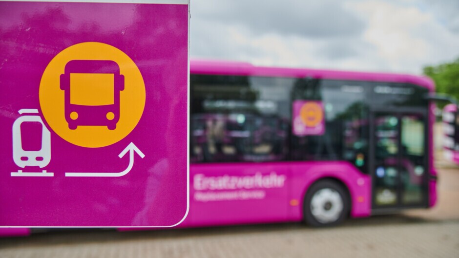 Die neue DB-Busflotte (des Herstellers MAN) ist mit ihrer purpurnen Farbe leicht zu erkennen, die sich im einheitlichen Design der Haltestellen, der Wegweiser und der Hinweisschilder wiederfindet.