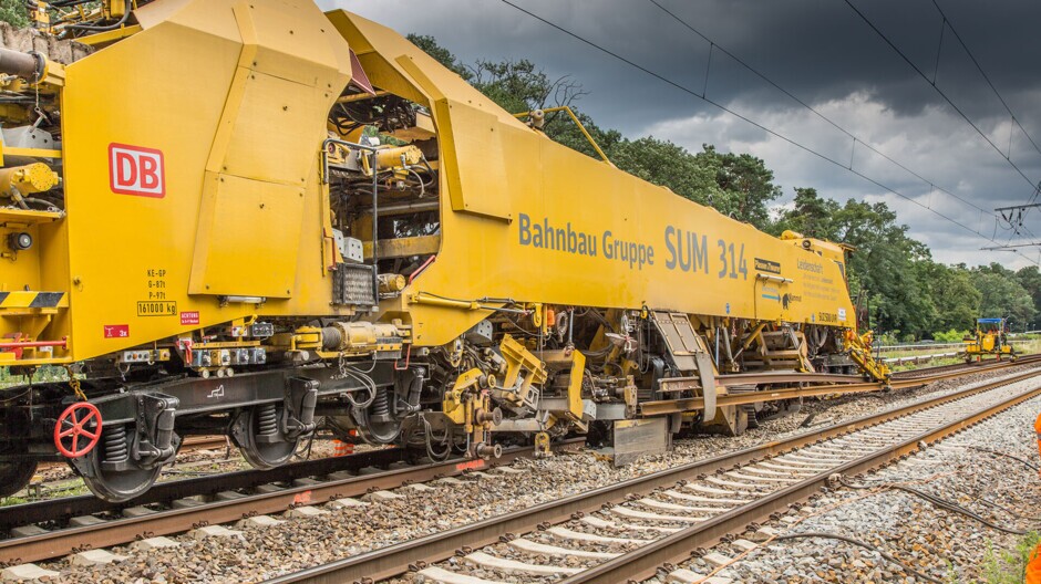 SUM 314 „Mammut“ mit Raupenfahrwerk am Bauanfang beim Einfädeln der Alt- und Neuschiene für den anstehenden Schwellen- und Schienenwechsel.