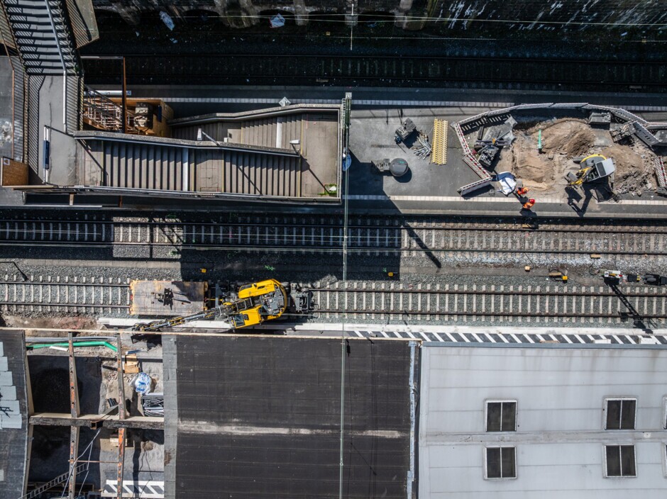 Erneuerung Wuppertal Hbf Erneuerung des Hauptbahnhofs in Wuppertal. Blick von oben auf die Treppe des Südstegs. Der Südsteg wird bis Ende 2027 rundumerneuert.