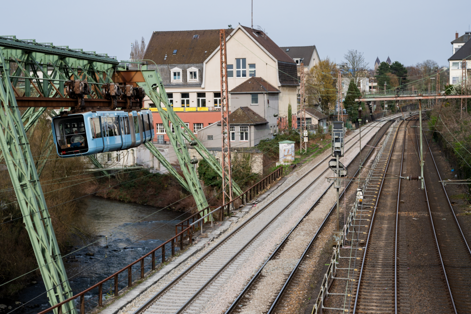 Das Gleis ganz links ist bereits erneuert. Das zweite von links wird noch gemacht. Rechts die beiden Gleise der S-Bahn. 
