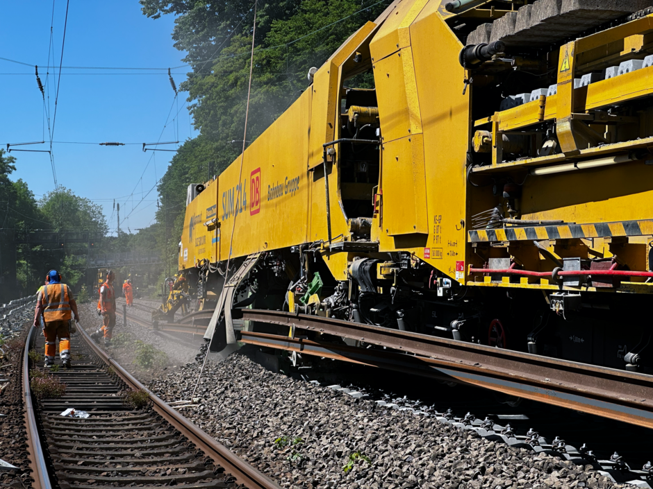 Gleisumbauzug in Wuppertal Hier erfolgt der automatische Austausch von Schienen und Schwellen. Im Nachgang finden Nachschotterarbeiten statt, um Schienen und Schwellen darin zu versenken.