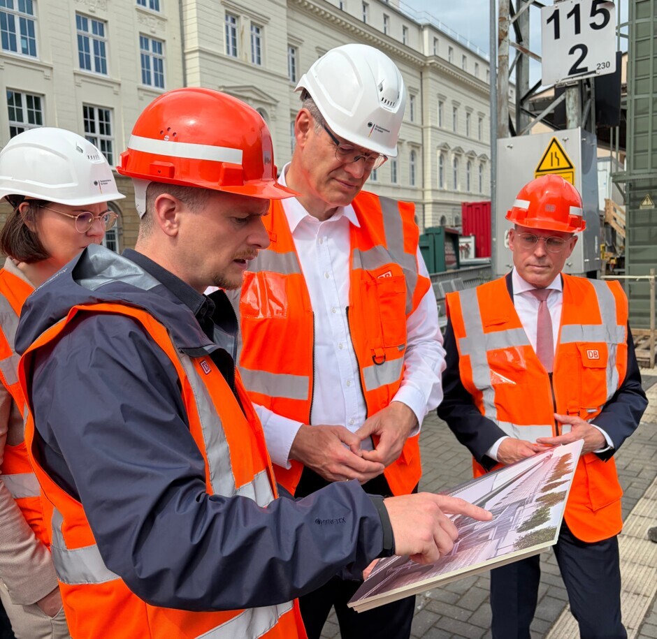 Minister Schnieder inspiziert gemeinsam mit Projektleiter Marvin Thöne von den Personenbahnhöfen die Modernisierungspläne für den Wuppertaler Hauptbahnhof. 
