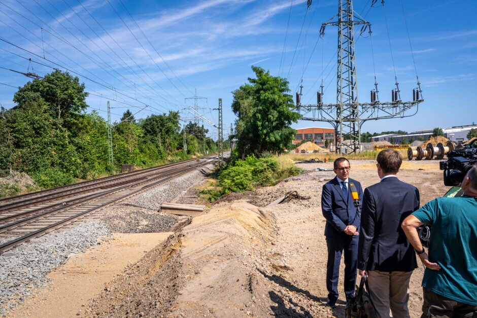 Inbetriebnahme der Strecke Hagen-Wuppertal-Köln Interview mit Dr. Philipp Nagl, Vorstandsvorsitzender der DB InfraGO an der frisch sanierten Strecke auf der großen Baustelleneinrichtungsfläche in Leverkusen.