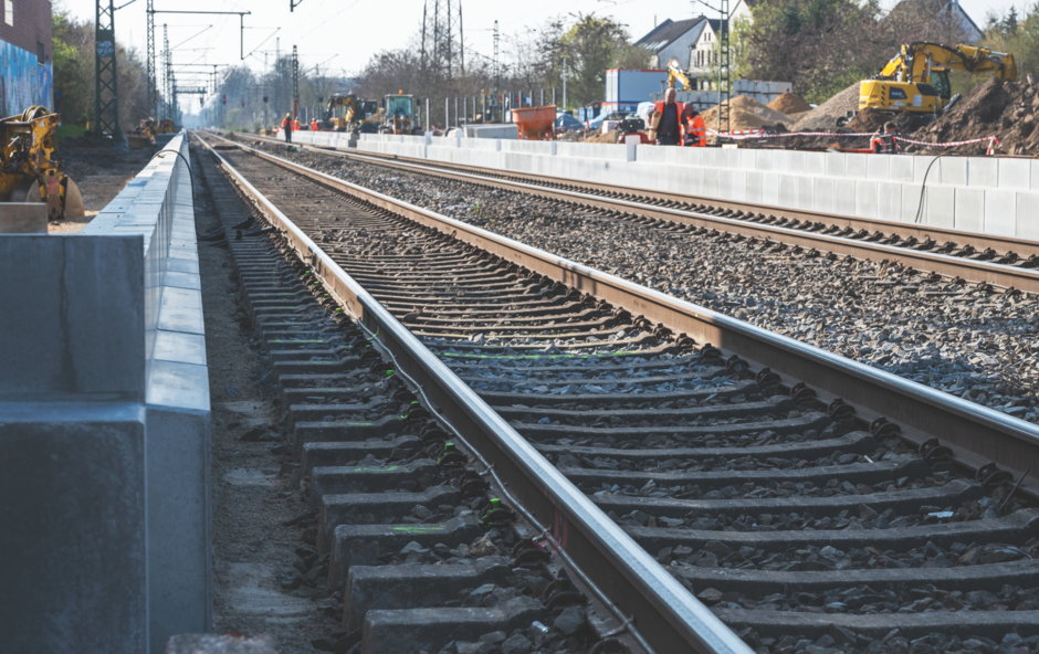 Hier sind die neuen Bahnsteigkanten schon gesetzt, damit ab dem 10. Juli ein Einstieg aus komfortabler Höhe möglich ist. 